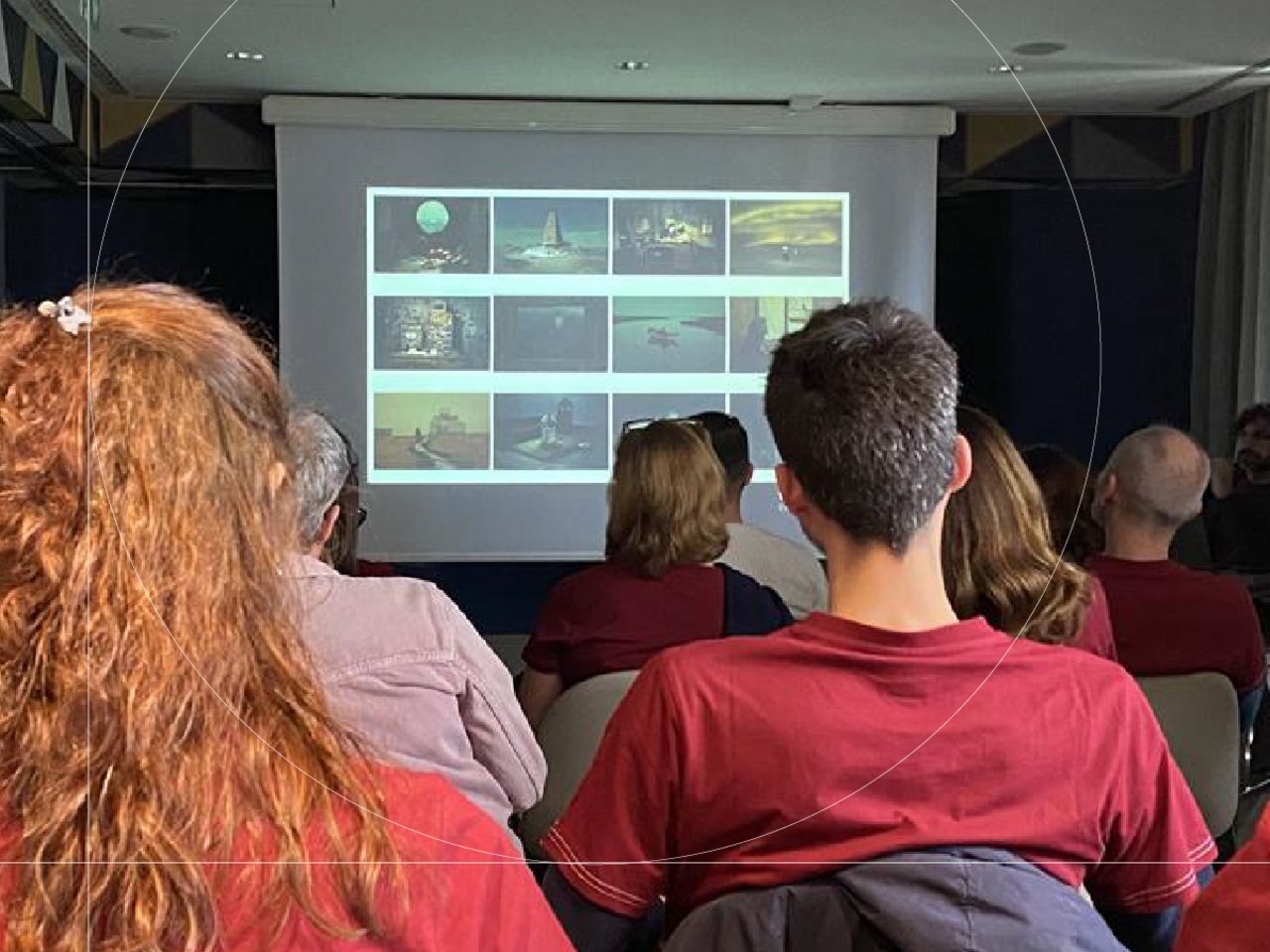 Partecipanti al corso che seguono una presentazione