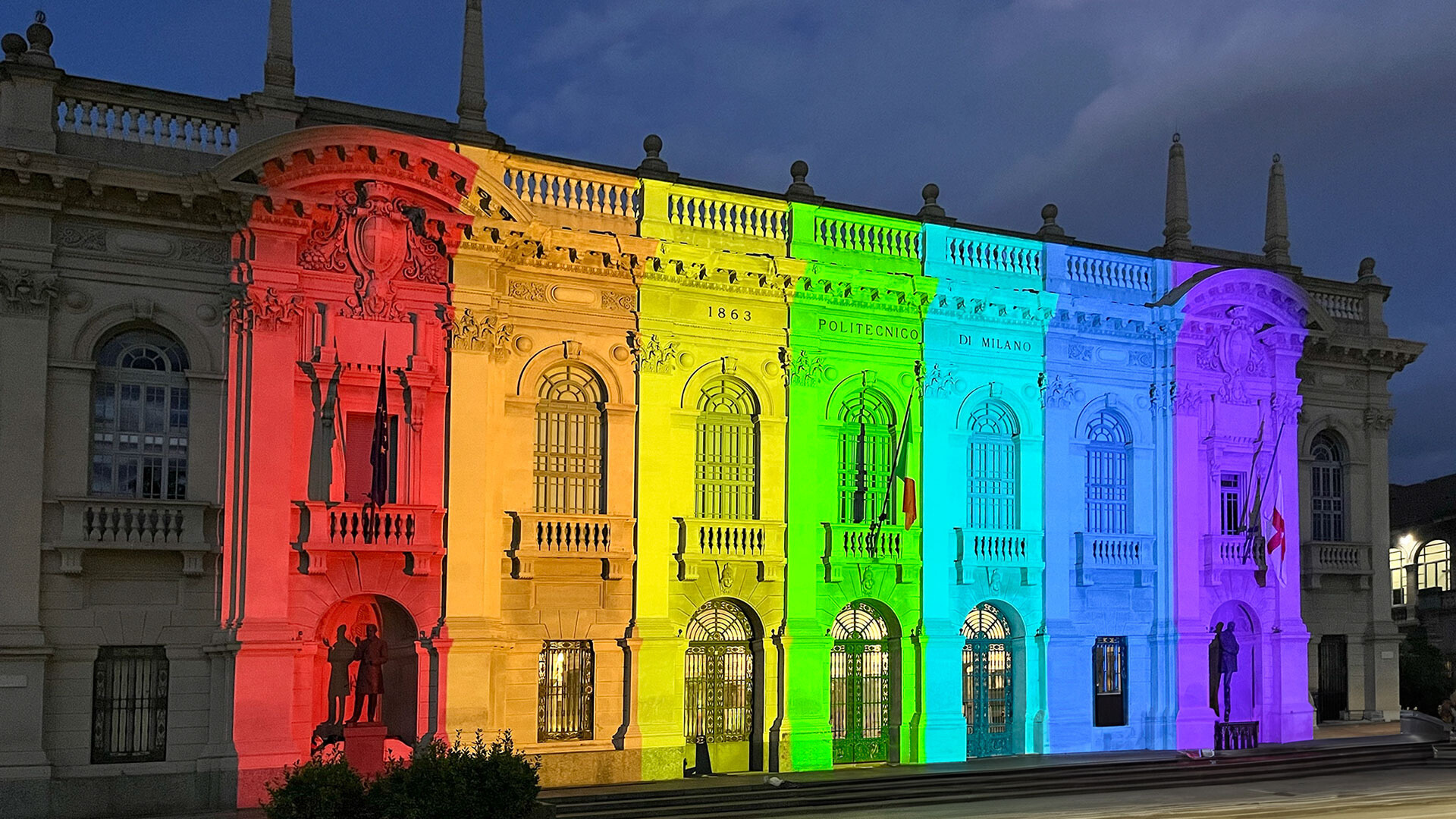 Il rettorato illuminato dai colori arcobaleno